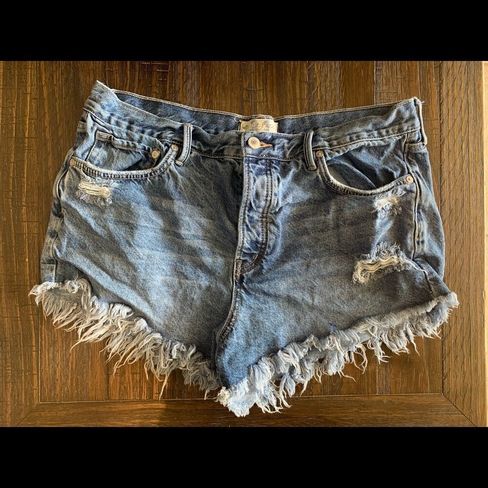 We the Free high waisted distressed raw edge hem denim shorts size‎ 31